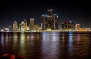 Detroit mit Blick auf die Stadt bei Nacht
