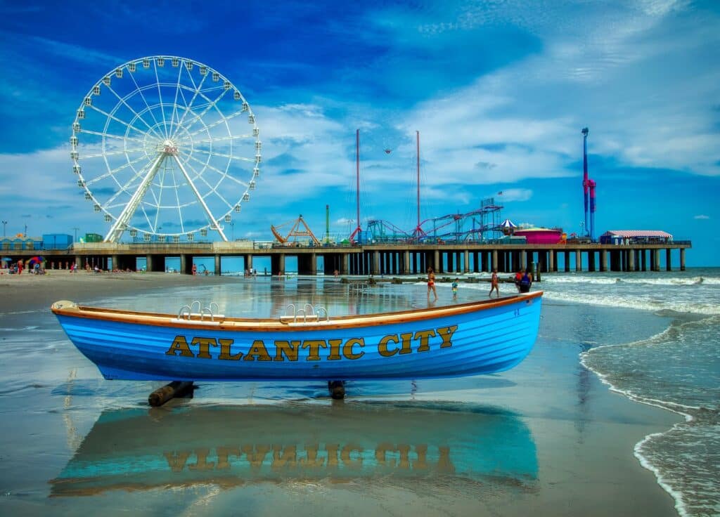 Strand in Atlantic City mit Blick auf den Pier