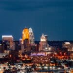 Blick auf Cincinnati bei Nacht