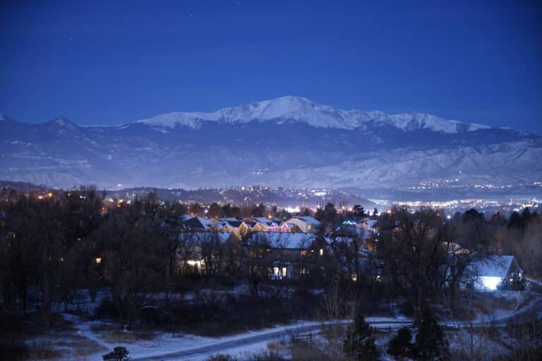 Blick auf Colorado Springs bei Nacht