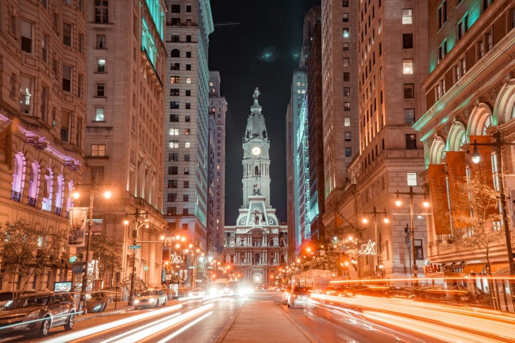 Nächtliche Straßenschlucht in Philadelphia