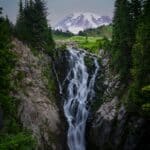 Mount Rainier National Park mit Wasserfall, Washington State