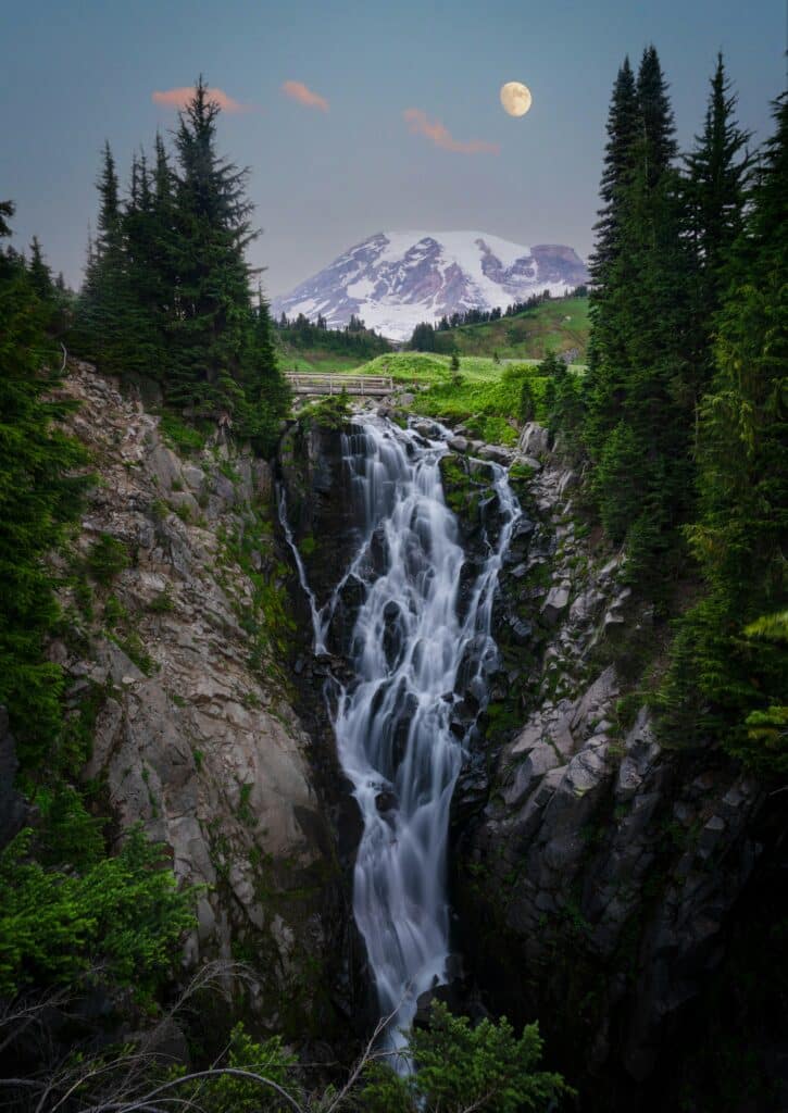 Mount Rainier National Park mit Wasserfall, Washington State