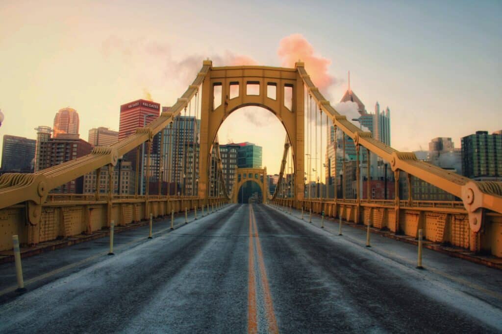 Blick auf die Roberto Clemente Bridge in Pittsburgh
