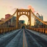 Blick auf die Roberto Clemente Bridge in Pittsburgh