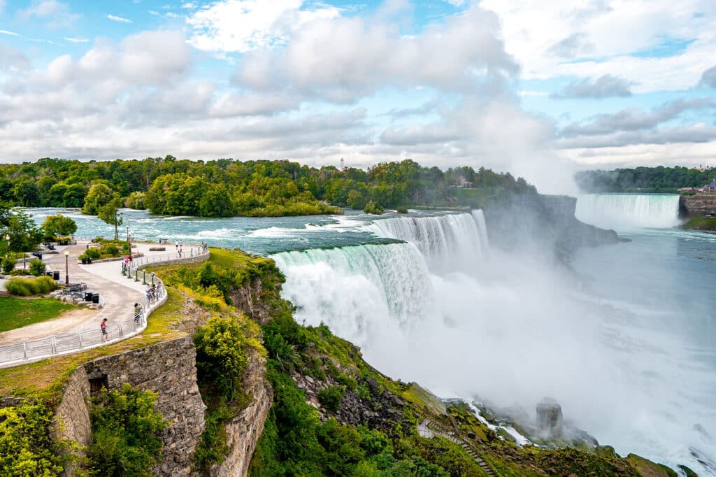 Niagarafälle auf der US-Seite bei klarem Morgenhimmel, Buffalo, USA