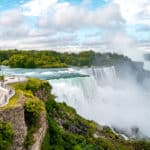 Niagarafälle auf der US-Seite bei klarem Morgenhimmel, Buffalo, USA