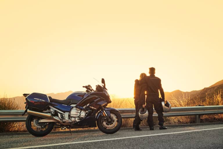 Pärchen vor dem Sonnenuntergang mit Motorrad