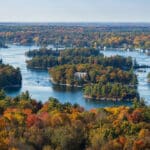 Luftaufnahme der Thousand Islands im Saint Lawrence River, mit leuchtenden Herbstfarben.