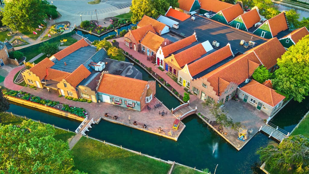 Luftaufnahme von holländischen Gebäuden mit typischen Giebeldächern, umgeben von Wasserläufen in Holland, Michigan.