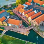 Luftaufnahme von holländischen Gebäuden mit typischen Giebeldächern, umgeben von Wasserläufen in Holland, Michigan.