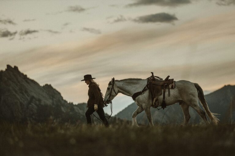 Cowgirl vor den Flatirons bei Boulder in Colorado