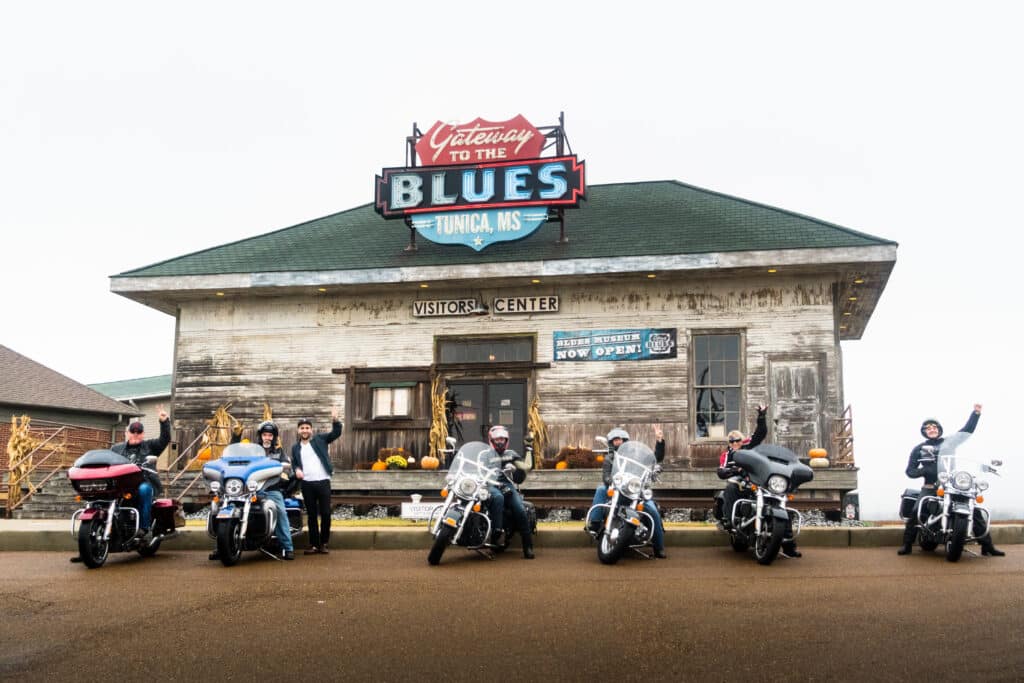 Motorradfahrer vor dem "Gateway to the Blues" in Tunica, Mississippi