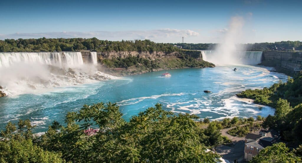 Tosende Wassermassen: die Niagarafälle