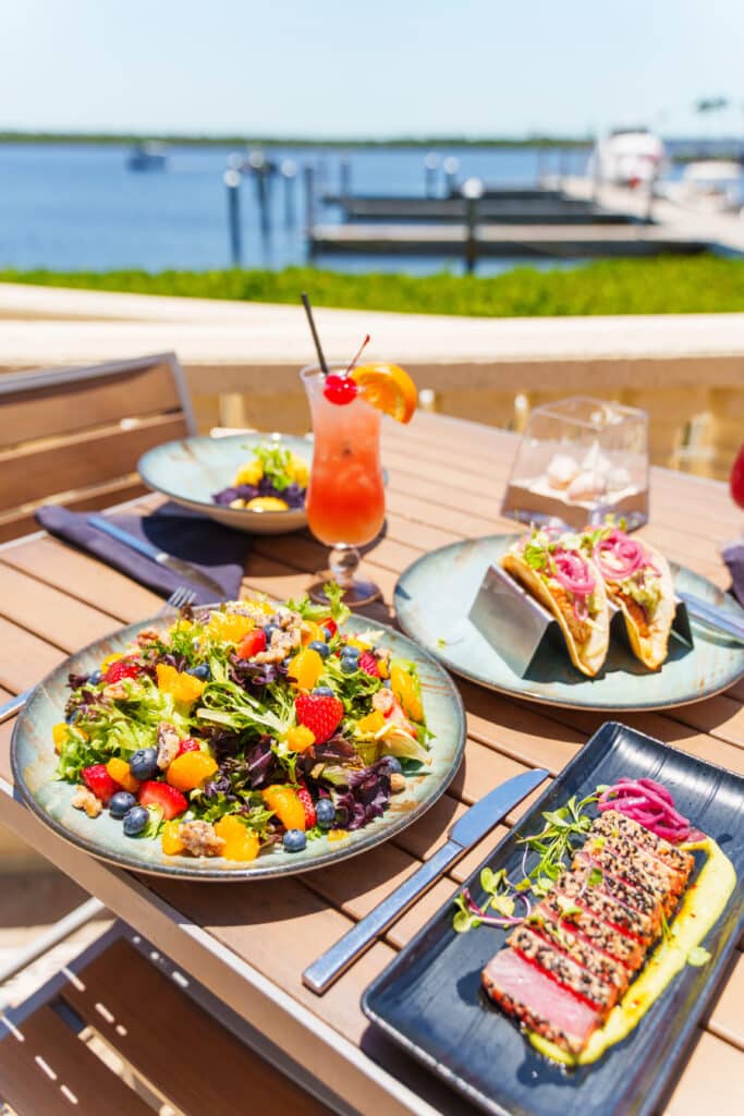 Outdoor-Dining bei der Tarpon Point Marina bei Fort Myers