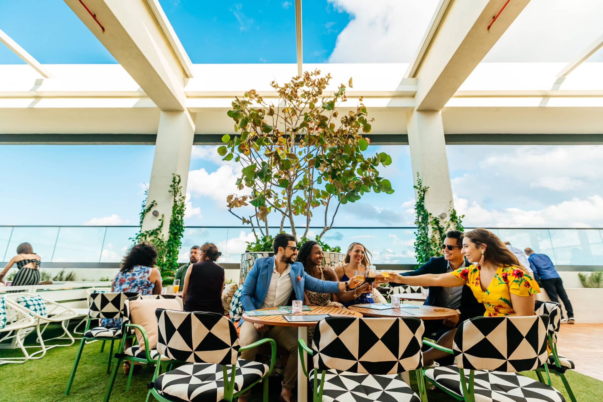 Freunde in Fort Lauderdale stoßen mit Wein und Cocktails auf den Urlaub an