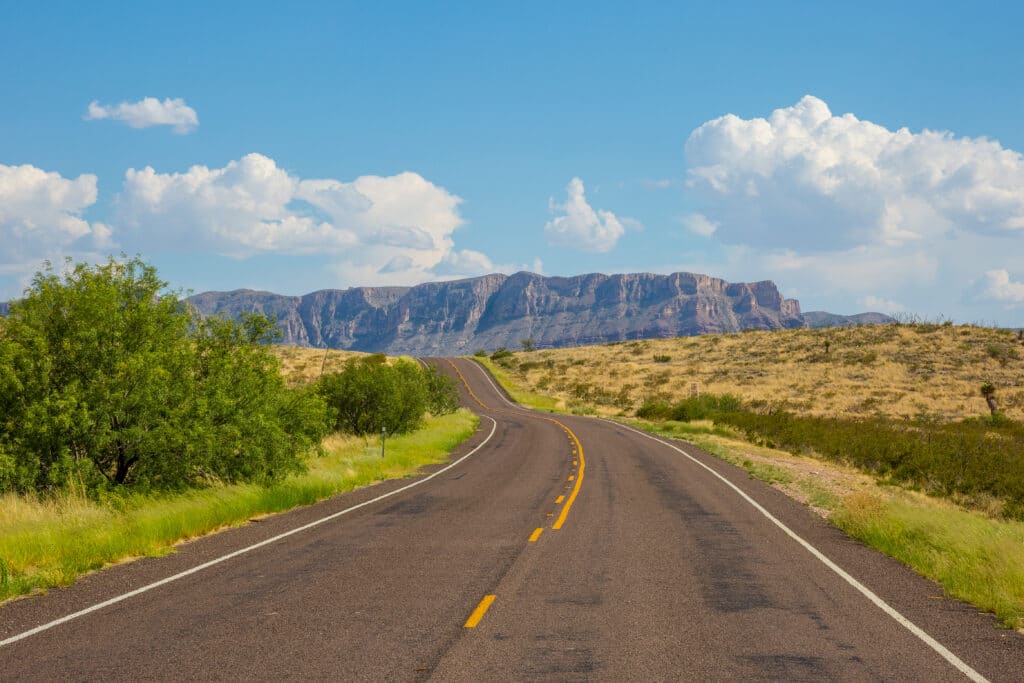 Straße des Texas Mountain Trail, eines Scenic Byway im äußersten Westen des US-Bundesstaates Texas