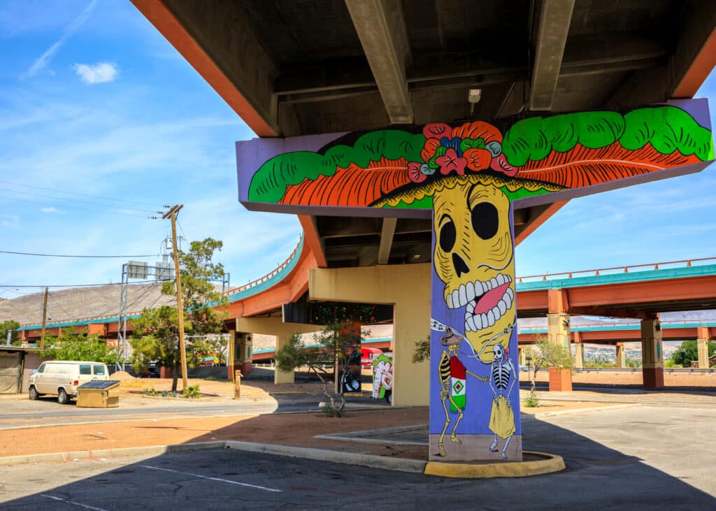 Mural mit mexikanischen Motiven auf einem Brückenfeiler in El Paso, Texas