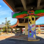 Mural mit mexikanischen Motiven auf einem Brückenfeiler in El Paso, Texas