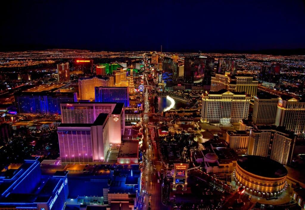 Blick aus der Vogelperspektive entlang des Las Vegas Boulevards in südlicher Richtung über das nächtliches Las Vegas