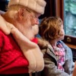 Santa im Polar Express mit kleinem Mädchen