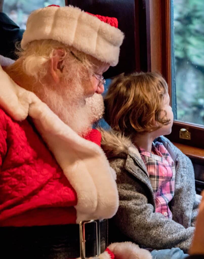 Santa im Polar Express mit kleinem Mädchen