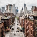 Blick aus der Vogelperspektive aus Midtown Höhe Market Street entlang der Madison Street nach Downtown New York City