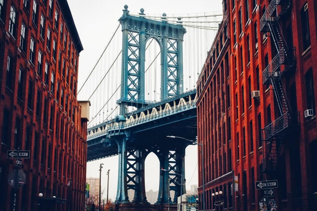 Blick aus der Manhattan Street in Brooklyn, New York City, auf die Manhattan Bridge