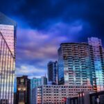 Hochhäuser mit Glasfassaden im Zentrum von Atlanta glänzen in der Dämmerung