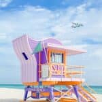 Bunter Rettungsschwimmerturm am Miami Beach.