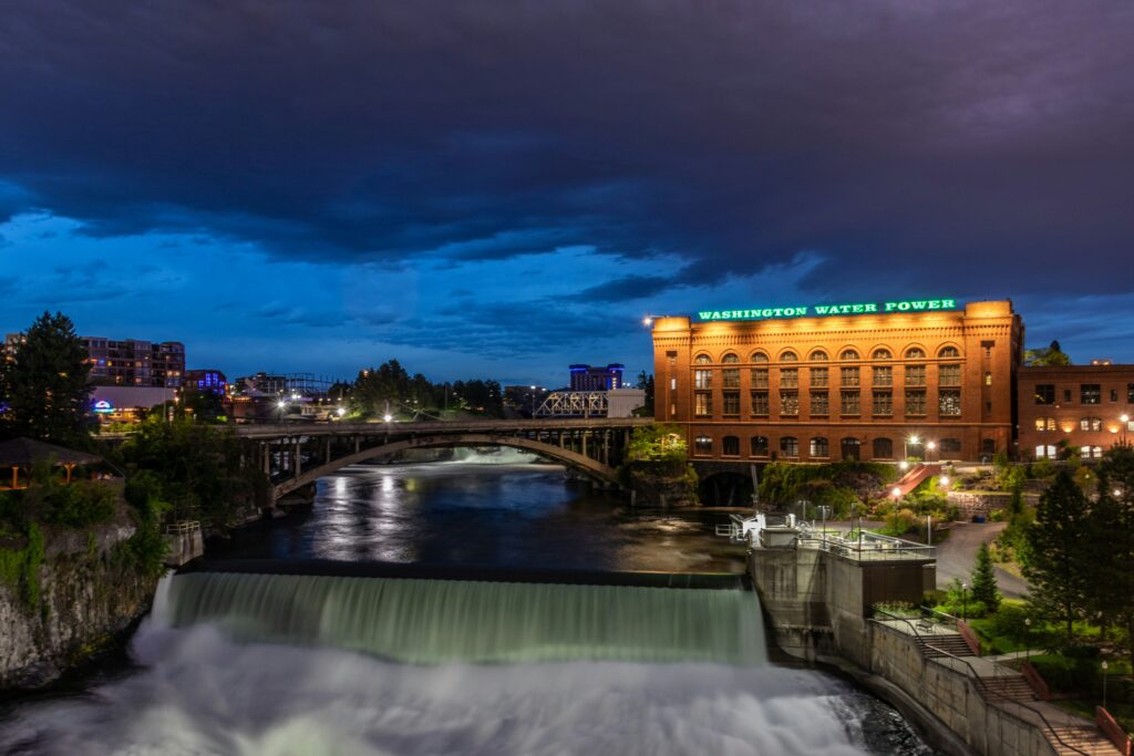 Spokane bei Nacht mit Blick auf die Spokane Falls