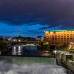 Spokane bei Nacht mit Blick auf die Spokane Falls