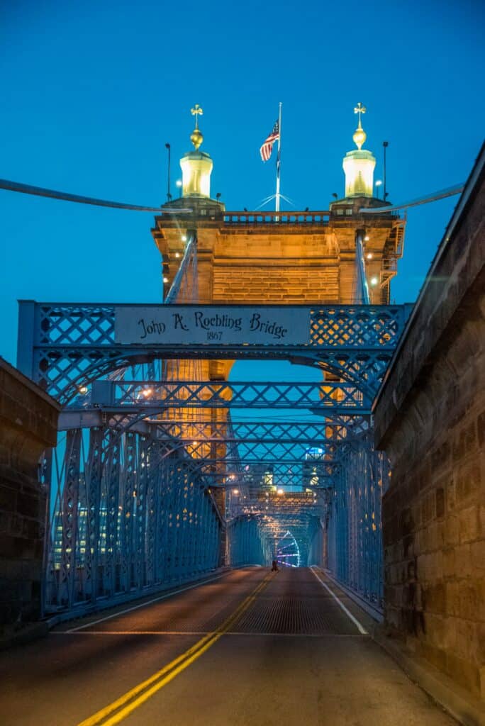 John A. Roebling Bridge, die Cincinnati und Covington verbindet.