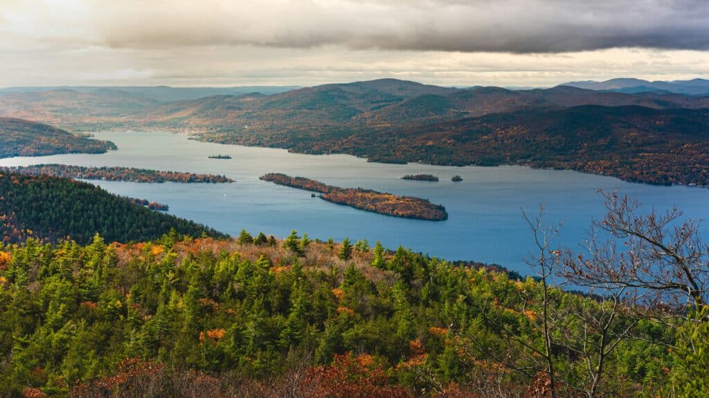 Saratoga Springs im Hudson Valley mit Blick auf die Landschaft und auf den Fluss