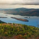 Saratoga Springs im Hudson Valley mit Blick auf die Landschaft und auf den Fluss