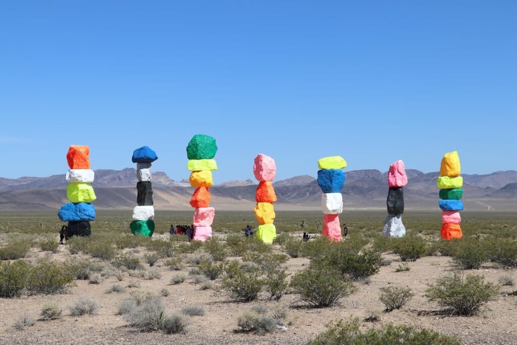 Farbenfrohe Skulptur in der Wüste südlich von Las Vegas: die Seven Magic Mountains von Ugo Rondinone