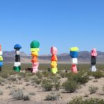Farbenfrohe Skulptur in der Wüste südlich von Las Vegas: die Seven Magic Mountains von Ugo Rondinone