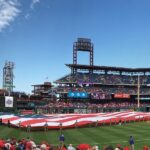 Die amerikanische Flagge wird auf dem Baseball-Feld ausgerollt, während die Nationalhymne gespielt wird.