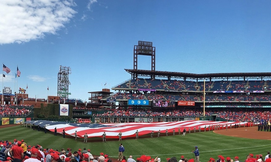 Die amerikanische Flagge wird auf dem Baseball-Feld ausgerollt, während die Nationalhymne gespielt wird.