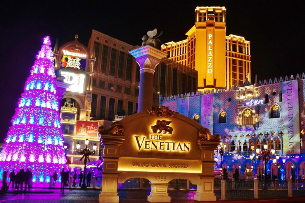 Weihnachtlich beleuchteter Platz am Las Vegas Boulevard 
