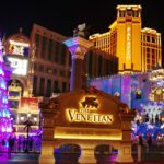Weihnachtlich beleuchteter Platz am Las Vegas Boulevard "The Strip" und dem "The Venetian" Hotel