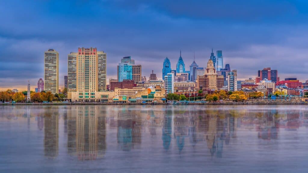 Flusseitiger Panoramablick auf die Skyline von Philadelphia