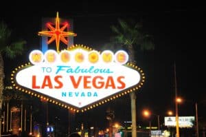 Ikonische Leuchtreklame am südlichen Stadtrand von Las Vegas: das berühmte "Welcome Sign" am Abend