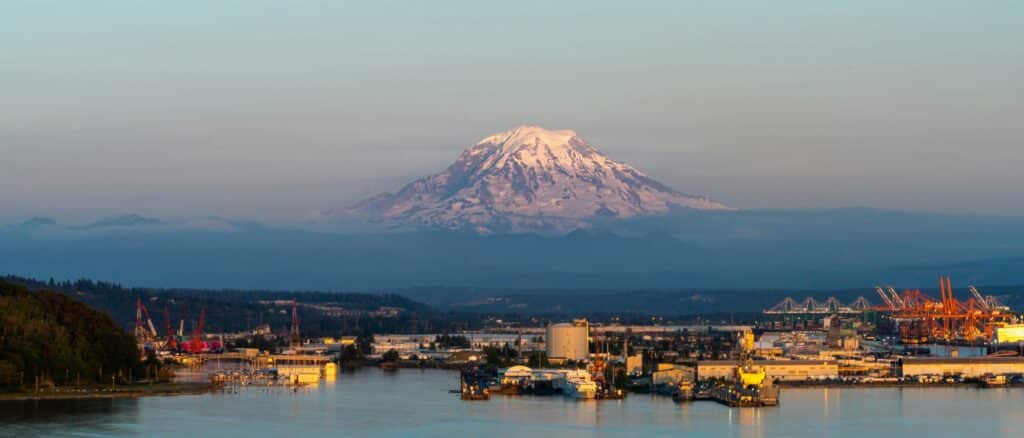 die Stadt Tacoma mit Blick auf den Mount Rainier