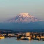 die Stadt Tacoma mit Blick auf den Mount Rainier