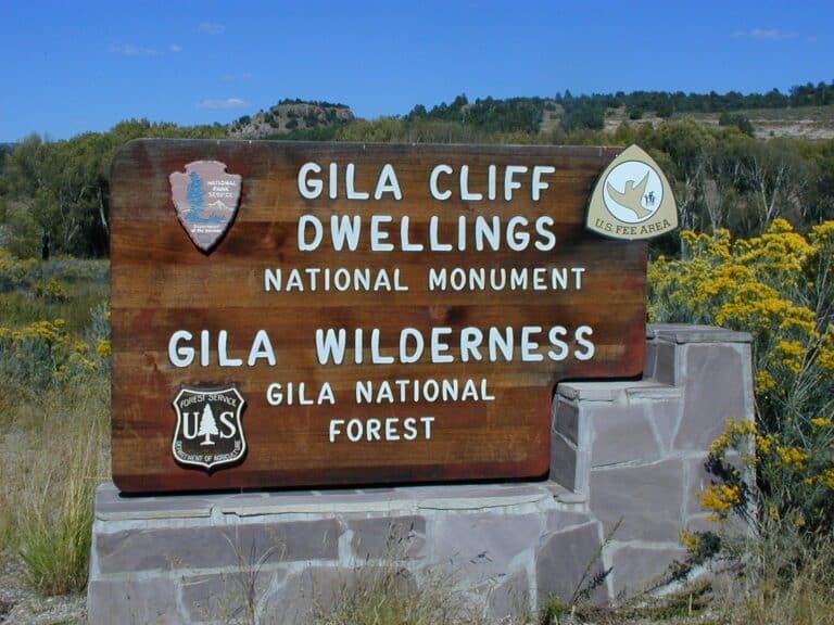 Schild des National Forests für die Gila Cliff Dwellings