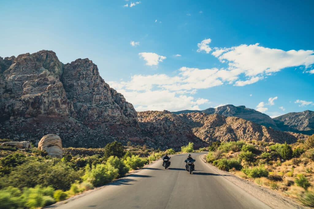 Motorradfahrer in den Bergen bei Las Vegas