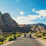 Motorradfahrer in den Bergen bei Las Vegas