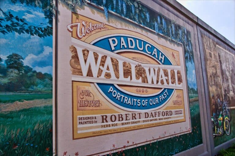 Wandgemälde entlang einer Mauer in Paducah, Kentucky