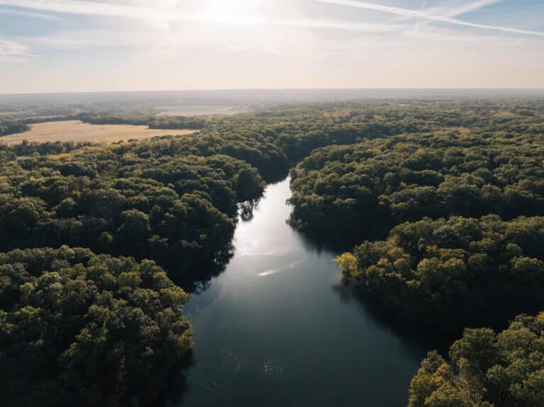 Der Siloam Springs State Park bei Quincy, Illinois aus der Vogelperspektive mit Blick auf Fluss und Wälder